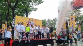 Wakil Ketua Komisi VI DPR RI Andre Rosiade melepas 100 bus mudik gratis Pulang Basamo 2026 menuju Sumatera Barat dari Kompleks DPR RI, Jakarta Pusat, Minggu (8/3/2026).