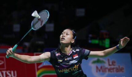 Putri Kusuma Wardani mengembalikan shuttlecock saat menghadapi Nozomi Okuhara di semifinal Swiss Open 2026.