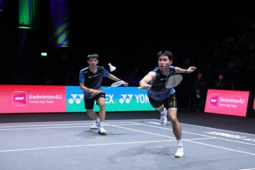 Pasangan ganda putra Indonesia Raymond Indra/Nikolaus Joaquin mengembalikan shuttlecock saat bertanding di All England 2026.