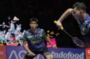 Sabar/Reza mengembalikan kok saat menghadapi Christo Popov/Toma Junior Popov pada babak 32 besar All England 2026 di Utilita Arena Birmingham, Rabu (4/3).