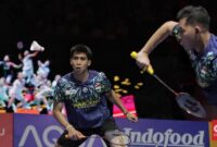 Sabar/Reza mengembalikan kok saat menghadapi Christo Popov/Toma Junior Popov pada babak 32 besar All England 2026 di Utilita Arena Birmingham, Rabu (4/3).