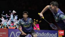 Sabar/Reza mengembalikan kok saat menghadapi Christo Popov/Toma Junior Popov pada babak 32 besar All England 2026 di Utilita Arena Birmingham, Rabu (4/3).