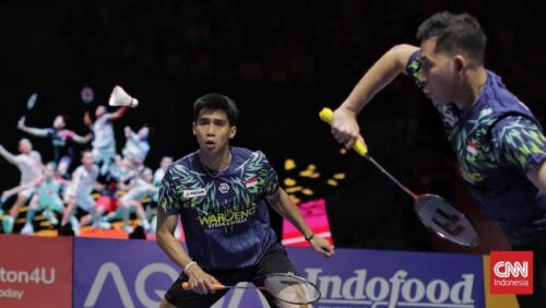 Sabar/Reza mengembalikan kok saat menghadapi Christo Popov/Toma Junior Popov pada babak 32 besar All England 2026 di Utilita Arena Birmingham, Rabu (4/3).
