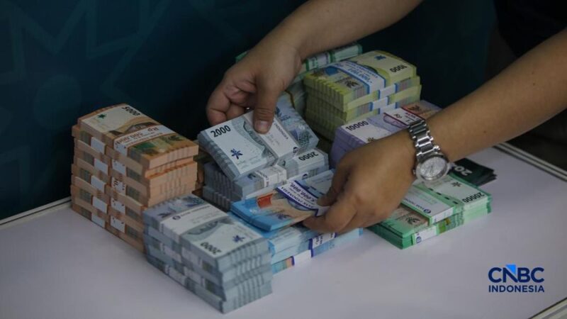 Sejumlah uang rupiah lama, baik kertas maupun logam, yang telah dicabut dari peredaran namun masih bisa ditukarkan di Bank Indonesia sesuai ketentuan.