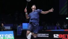 Alwi Farhan berusaha mengembalikan kok saat menghadapi Chou Tien Chen dalam lanjutan All England 2026 di Utilita Arena, Birmingham.