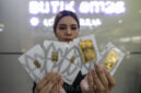 Pegadaian menurunkan harga emas Antam pada Kamis, 23 April 2026, dengan harga 1 gram Rp2.944.000.