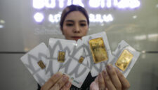 Pegadaian menurunkan harga emas Antam pada Kamis, 23 April 2026, dengan harga 1 gram Rp2.944.000.