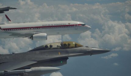 Pesawat kepresidenan Presiden Prabowo Subianto dikawal empat jet tempur F-16 dan dua KAI T-50 Golden Eagle milik TNI AU.