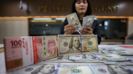 Nilai tukar rupiah tertekan terhadap dolar AS akibat sentimen global dan penguatan indeks dolar
