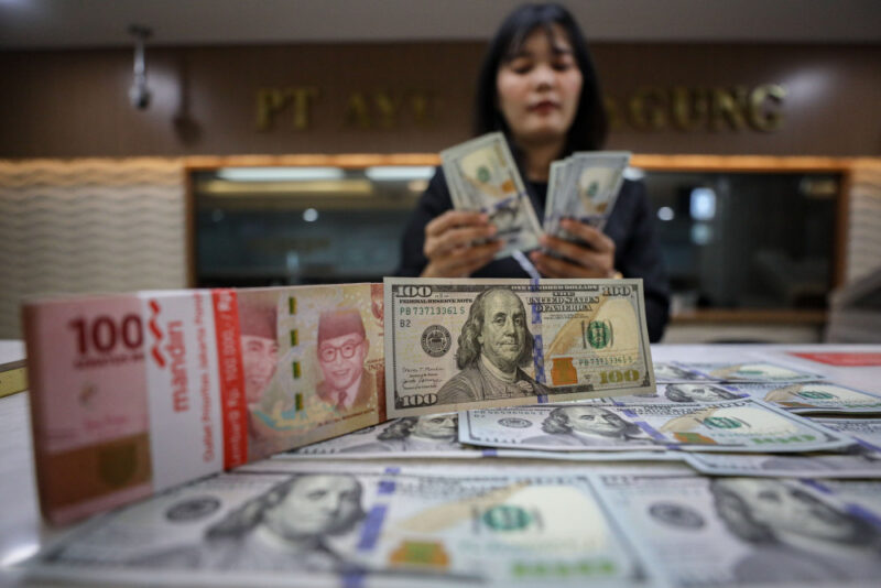 Nilai tukar rupiah tertekan terhadap dolar AS akibat sentimen global dan penguatan indeks dolar
