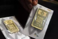 Harga emas Antam diprediksi bergerak fluktuatif dengan potensi koreksi dan penguatan pada awal pekan.