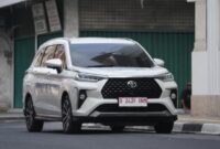 Posisi baterai hybrid New Veloz yang terletak di bawah jok penumpang depan dengan sistem pendingin udara.
