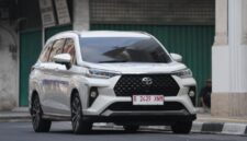 Posisi baterai hybrid New Veloz yang terletak di bawah jok penumpang depan dengan sistem pendingin udara.
