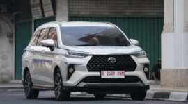 Posisi baterai hybrid New Veloz yang terletak di bawah jok penumpang depan dengan sistem pendingin udara.