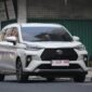 Posisi baterai hybrid New Veloz yang terletak di bawah jok penumpang depan dengan sistem pendingin udara.