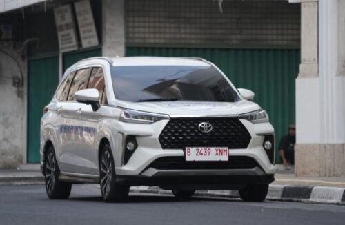 Posisi baterai hybrid New Veloz yang terletak di bawah jok penumpang depan dengan sistem pendingin udara.