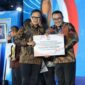 Wali Kota Sungai Penuh Alfin menerima penghargaan nasional penurunan stunting dan insentif fiskal Rp3 miliar di Palembang.