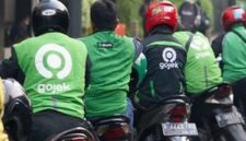 Seorang pengemudi ojek online mengisi BBM jenis Pertamax Turbo di SPBU Jakarta setelah kenaikan harga BBM nonsubsidi.