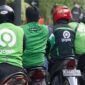 Seorang pengemudi ojek online mengisi BBM jenis Pertamax Turbo di SPBU Jakarta setelah kenaikan harga BBM nonsubsidi.
