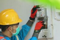 Petugas PLN mengecek meteran listrik pelanggan di tengah kebijakan tarif listrik yang tetap berlaku pada April 2026.