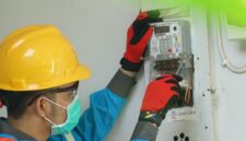 Petugas PLN mengecek meteran listrik pelanggan di tengah kebijakan tarif listrik yang tetap berlaku pada April 2026.