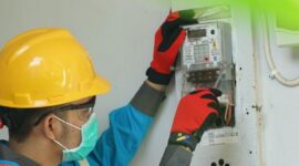Petugas PLN mengecek meteran listrik pelanggan di tengah kebijakan tarif listrik yang tetap berlaku pada April 2026.