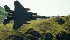 Petugas militer melakukan pencarian awak jet tempur Amerika Serikat yang jatuh di wilayah Iran.