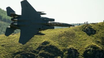 Petugas militer melakukan pencarian awak jet tempur Amerika Serikat yang jatuh di wilayah Iran.