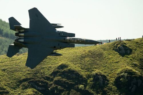 Petugas militer melakukan pencarian awak jet tempur Amerika Serikat yang jatuh di wilayah Iran.