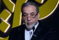 Menteri Luar Negeri Iran, Abbas Araghchi, memberikan pernyataan kepada media dalam sebuah forum diplomatik