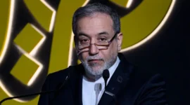 Menteri Luar Negeri Iran, Abbas Araghchi, memberikan pernyataan kepada media dalam sebuah forum diplomatik