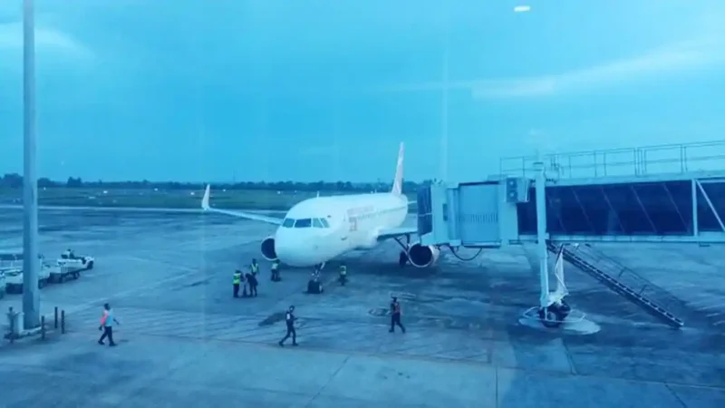 Suasana di landasan pesawat di Bandara Sultan Thaha, Jambi 