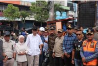 Wakil Wali Kota Sungai Penuh Azhar Hamzah bersama jajaran saat meninjau kondisi lapak pedagang usai penataan di Pasar Tanjung Bajure, Jumat (3/4/2026).