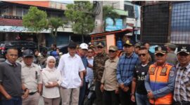 Wakil Wali Kota Sungai Penuh Azhar Hamzah bersama jajaran saat meninjau kondisi lapak pedagang usai penataan di Pasar Tanjung Bajure, Jumat (3/4/2026).