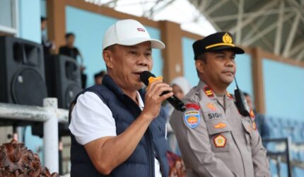 Sekda Alpian menutup turnamen PSTK CUP di Lapangan KONI Tanah Kampung