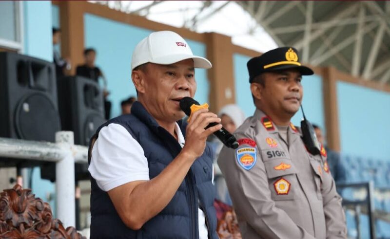 Sekda Alpian secara resmi menutup turnamen sepak bola PSTK CUP di Sungai Penuh yang berlangsung di Lapangan KONI Tanah Kampung