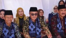 Wali Kota Sungai Penuh, Alfin, bersama jajaran pemerintah dan tokoh adat menghadiri Kenduri Sko Karang Setio TAP di Kecamatan Koto Baru.
