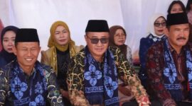 Wali Kota Sungai Penuh, Alfin, bersama jajaran pemerintah dan tokoh adat menghadiri Kenduri Sko Karang Setio TAP di Kecamatan Koto Baru.