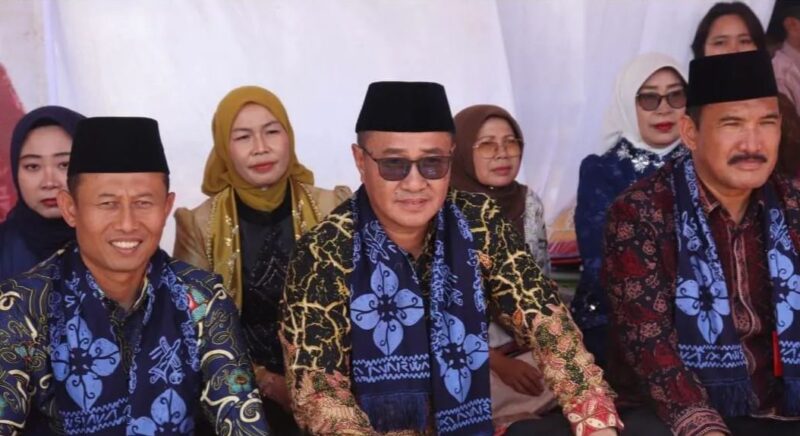 Wali Kota Sungai Penuh, Alfin, bersama jajaran pemerintah dan tokoh adat menghadiri Kenduri Sko Karang Setio TAP di Kecamatan Koto Baru.