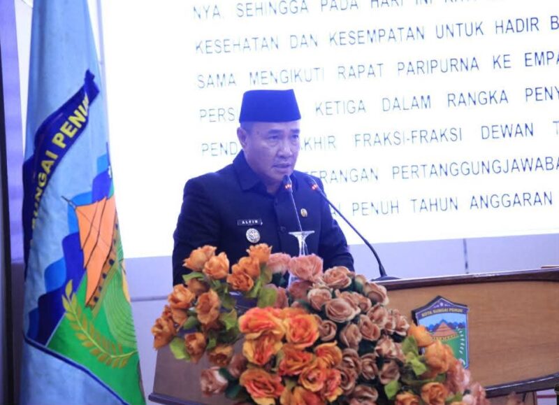 Wali Kota Sungai Penuh Alfin mengikuti rapat paripurna DPRD dengan agenda persetujuan LKPJ Tahun Anggaran 2025.