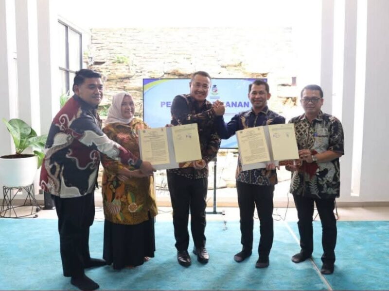 Wali Kota Sungai Penuh menandatangani MoU kerja sama dengan Universitas Adiwangsa Jambi disaksikan jajaran pejabat daerah.