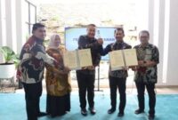 Wali Kota Sungai Penuh menandatangani MoU kerja sama dengan Universitas Adiwangsa Jambi disaksikan jajaran pejabat daerah.