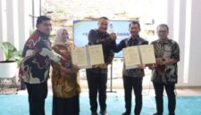 Wali Kota Sungai Penuh menandatangani MoU kerja sama dengan Universitas Adiwangsa Jambi disaksikan jajaran pejabat daerah.