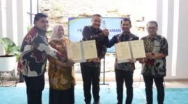 Wali Kota Sungai Penuh menandatangani MoU kerja sama dengan Universitas Adiwangsa Jambi disaksikan jajaran pejabat daerah.
