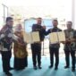 Wali Kota Sungai Penuh menandatangani MoU kerja sama dengan Universitas Adiwangsa Jambi disaksikan jajaran pejabat daerah.