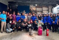 Relawan SPPG Kecamatan Pondok Tinggi 01 mengikuti simulasi penanganan kebakaran yang dipandu Damkar dan Satpol PP Kota Sungai Penuh, Sabtu (18/4/2026).