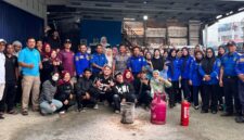 Relawan SPPG Kecamatan Pondok Tinggi 01 mengikuti simulasi penanganan kebakaran yang dipandu Damkar dan Satpol PP Kota Sungai Penuh, Sabtu (18/4/2026).