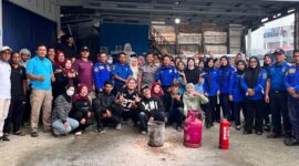 Relawan SPPG Kecamatan Pondok Tinggi 01 mengikuti simulasi penanganan kebakaran yang dipandu Damkar dan Satpol PP Kota Sungai Penuh, Sabtu (18/4/2026).