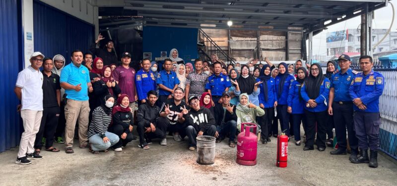 Relawan SPPG Kecamatan Pondok Tinggi 01 mengikuti simulasi penanganan kebakaran yang dipandu Damkar dan Satpol PP Kota Sungai Penuh, Sabtu (18/4/2026).