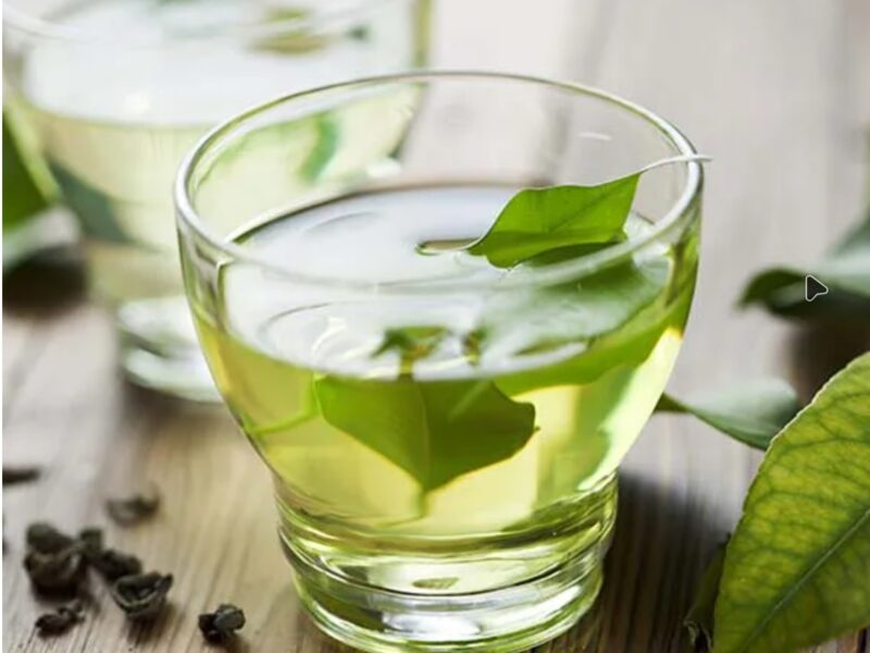 Teh hijau kaya antioksidan yang membantu meningkatkan metabolisme dan pembakaran lemak